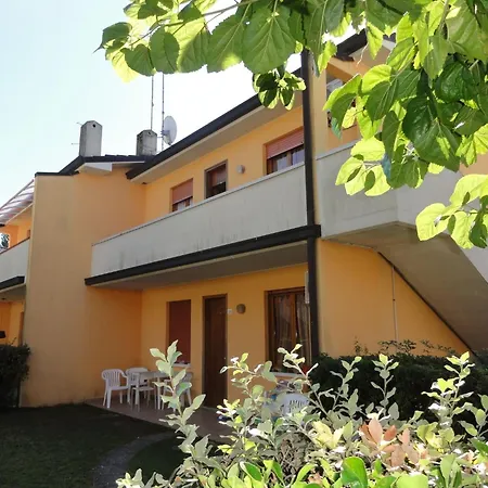 In A House With Garden דירה
